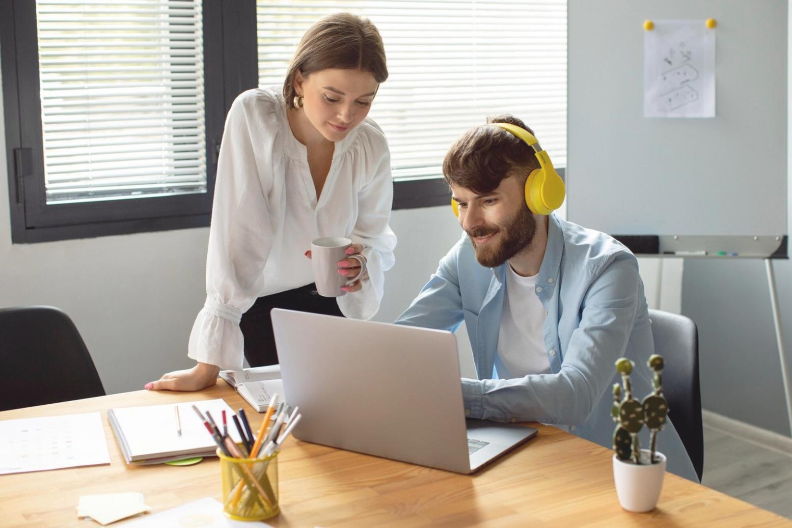 Empresarios analizando estrategias de reducción de costes