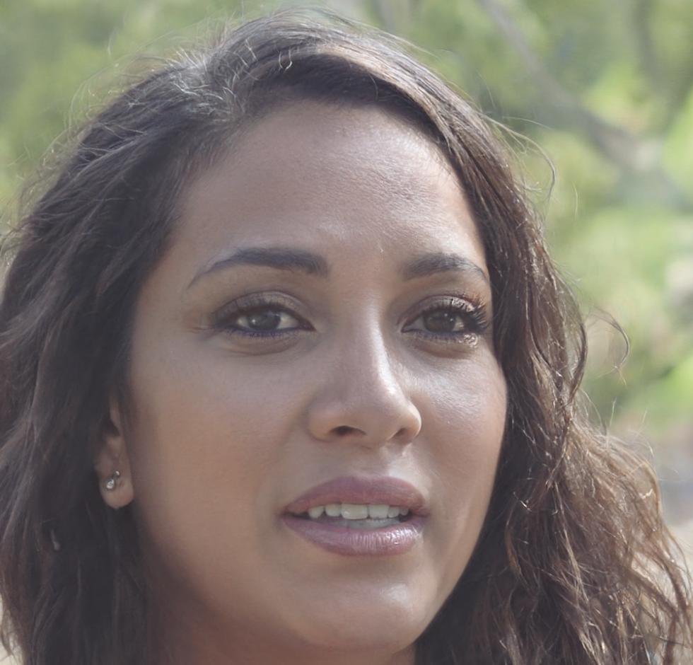 Retrato profesional de consultora financiera especializada en reducción de costes