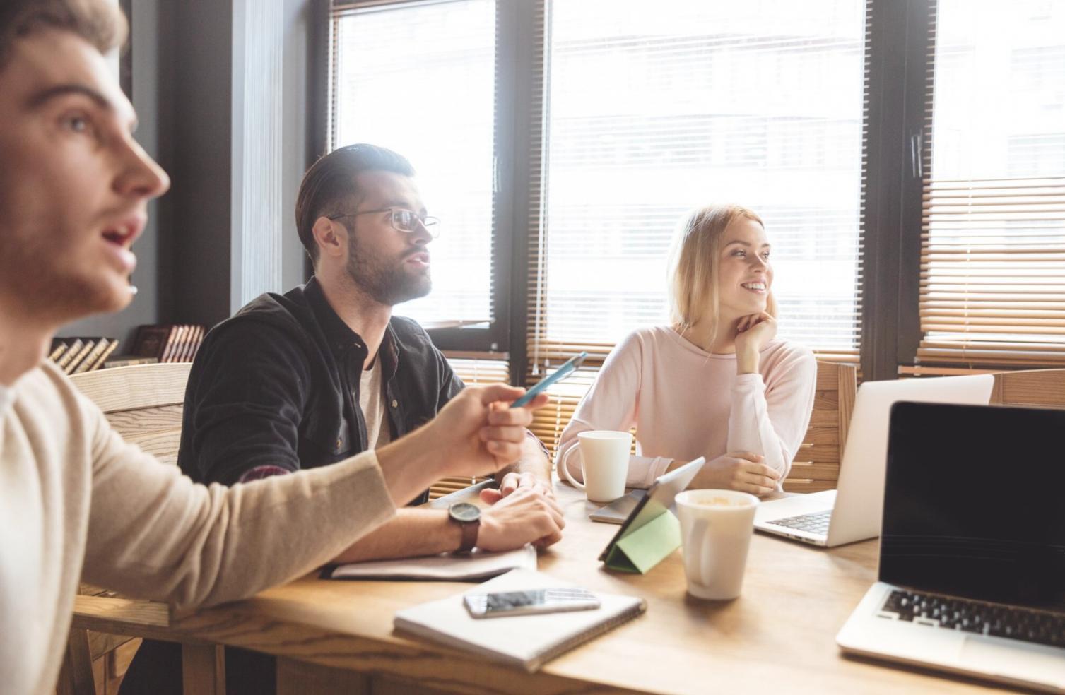 Profesionales trabajando en análisis financiero durante una sesión del programa